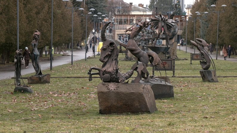 1 "Тепер за ними слідкуватимуть рівняни"- Крока подарувала місту алею скульптур