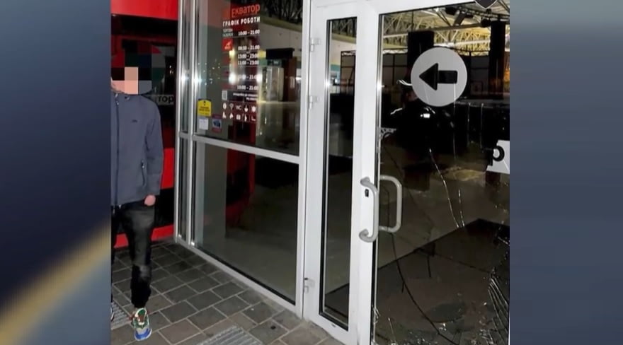 Хотів посидіти та порозважатися – студент розбив скло ТРЦ і потрапив до поліції Рівного