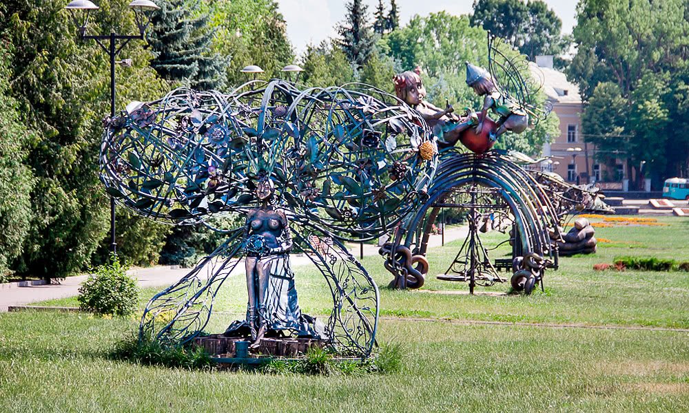 “Тепер за ними слідкуватимуть рівняни”- Крока подарувала місту алею скульптур
