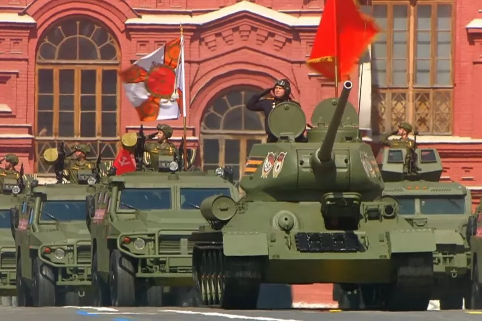 Пародія на парад – Т-34 і армія рф під “Слава Україні!”