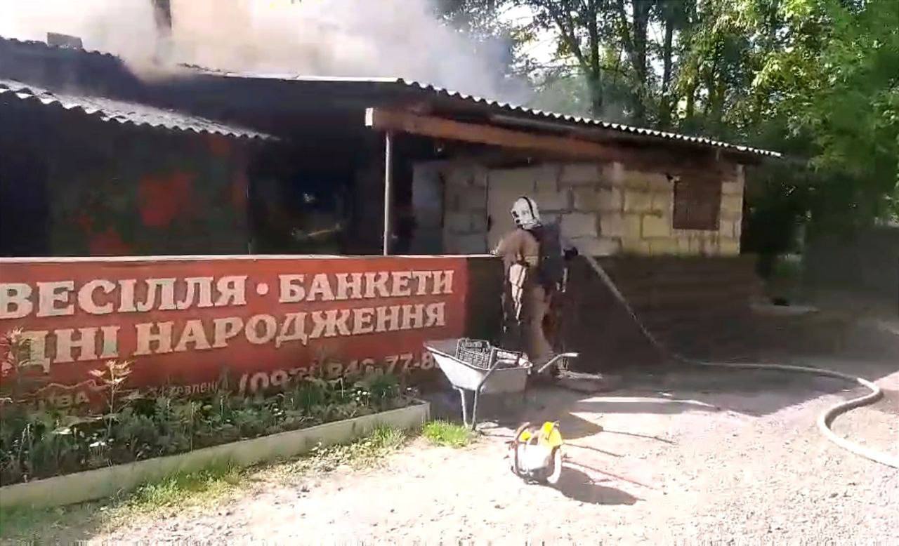 У Рівному палає кафе “У Стаса” (+ФОТО) 0000