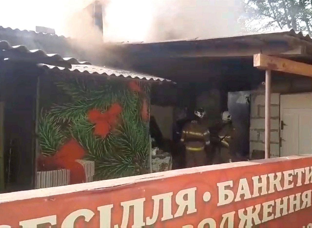 У Рівному палає кафе "У Стаса" (+ФОТО)