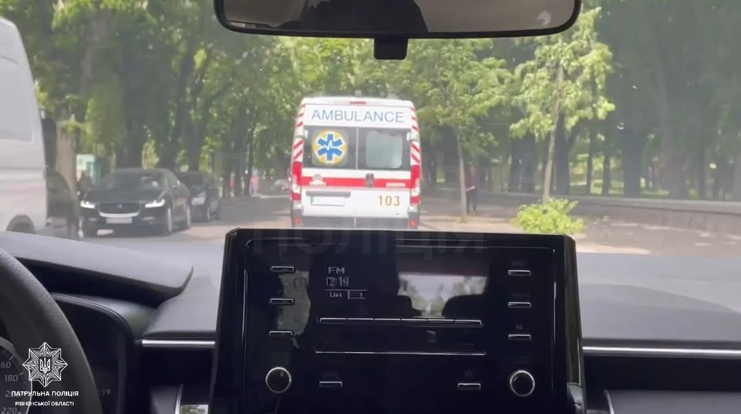 Два штрафи по 680 грн – в Рівному патрульні допомагали “швидкій” (ВІДЕО)