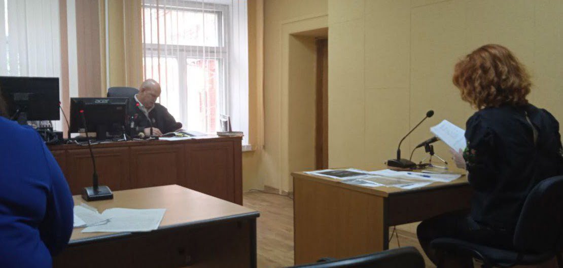 Штрафи за паркування - Чи можна виграти суд у Мунварти - Суддя Сергій Харечко знайомиться з матеріалами справи