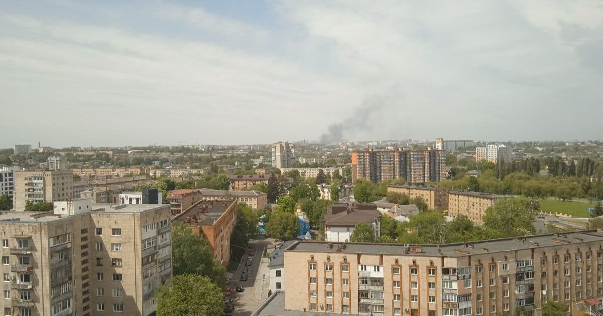 У Рівному загорілося сміття – пожежу локалізували (+ВІДЕО)