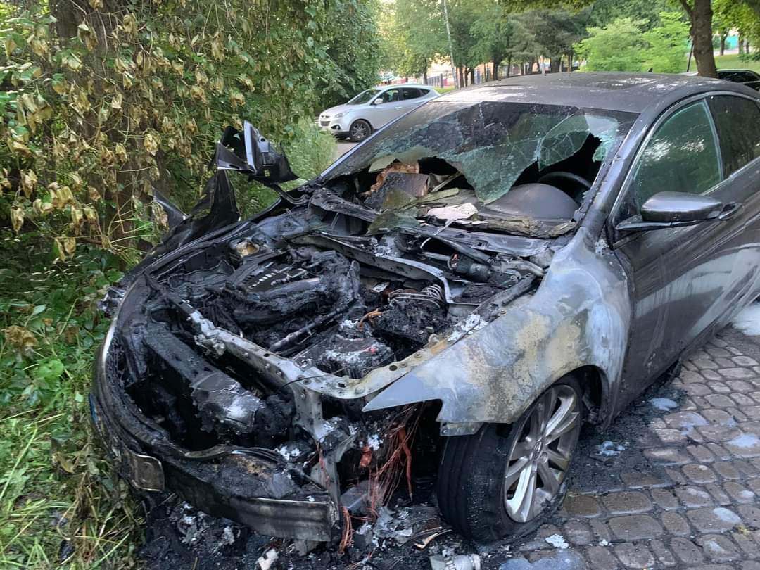 У Рівному спалили автомобіль медійника 0000
