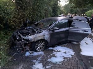 1 У Рівному спалили автомобіль медійника
