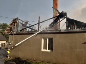1 Рівненські рятувальники гасили пожежу в обійсті на Сарненщині