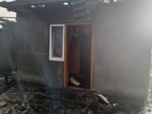 1 Рівненські рятувальники гасили пожежу в обійсті на Сарненщині