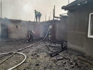 1 Рівненські рятувальники гасили пожежу в обійсті на Сарненщині