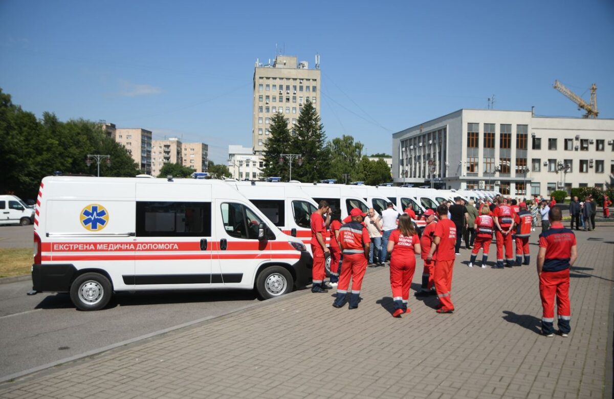 На Рівненщині “швидкій” видали позашляховики