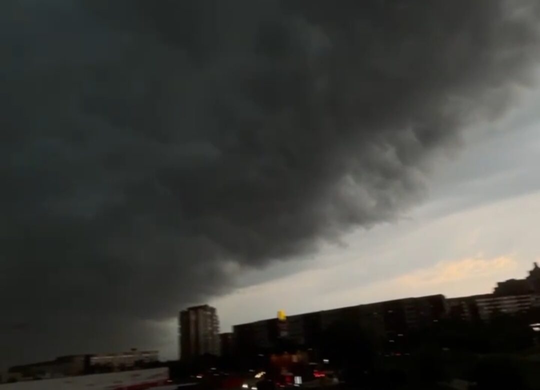 На Львівщині вирує негода: апокаліптичні кадри (ВІДЕО, ДОПОВНЕНО)