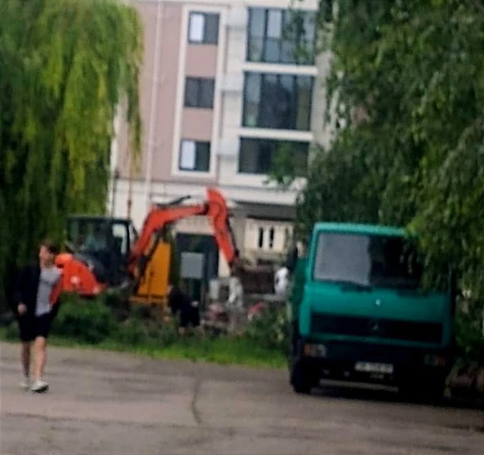 У Рівному забудовники, котрі заважають людям спати, тепер трощать дерева 0000