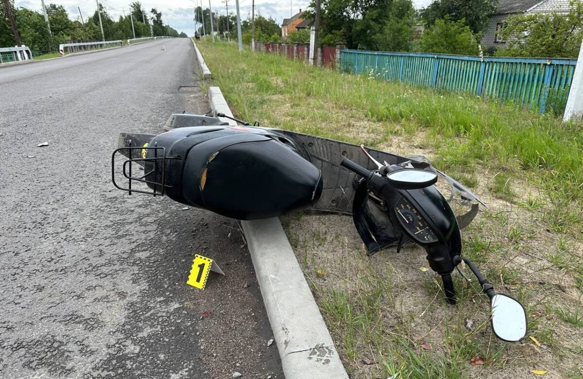 На Рівненщині скутерист врізався у легковик і потрапив до лікарні
