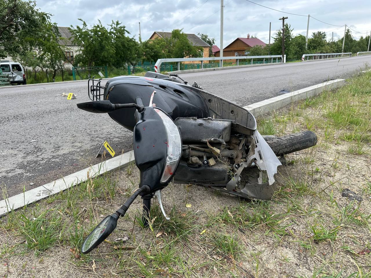 На Рівненщині скутерист врізався у легковик і потрапив до лікарні