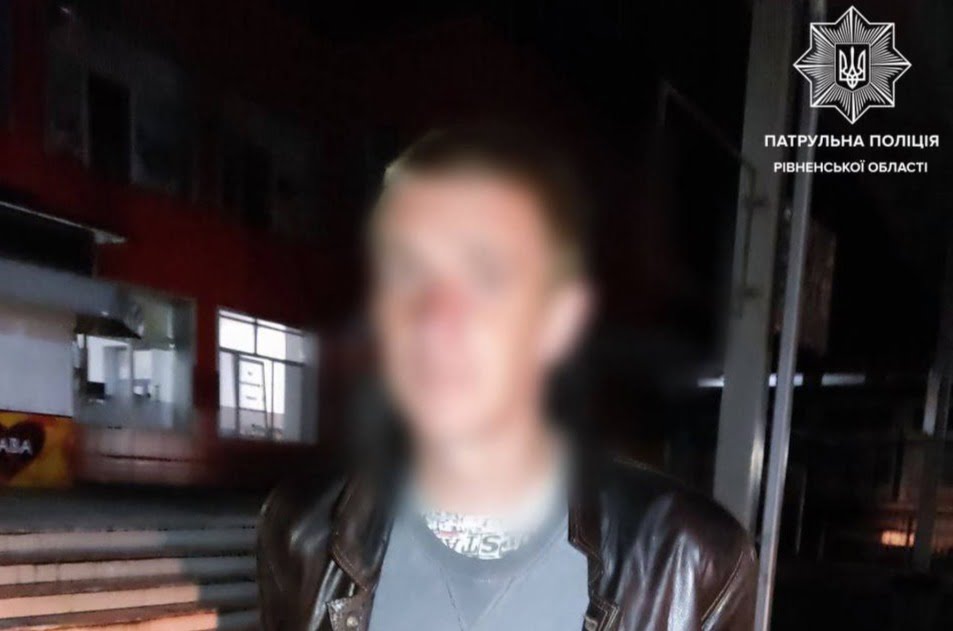 Патрульні у Рівному затримали розшукуваного чоловіка, який намагався втекти