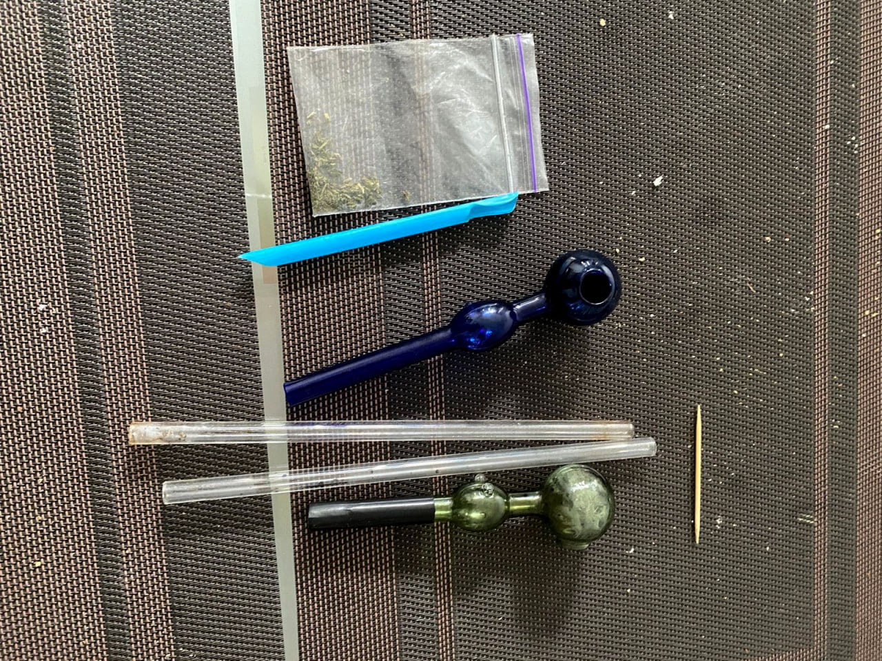 Поліція вилучила у рівнянина зброю, бурштин та наркотики