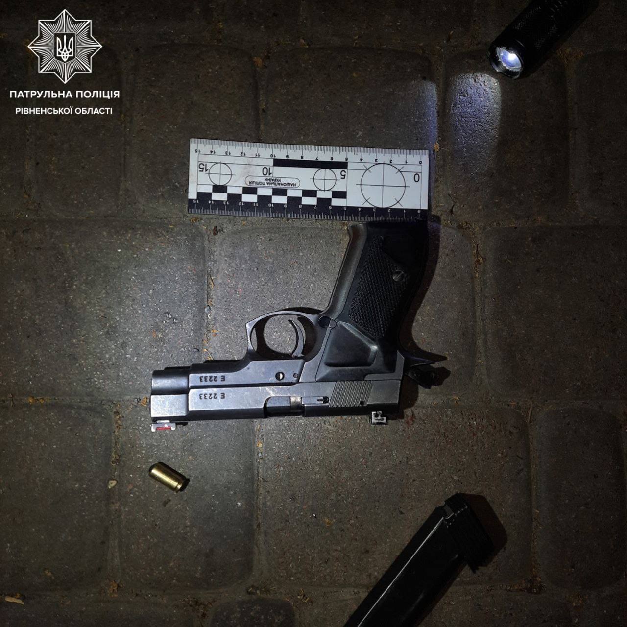 1 В Рівному затримали 3-х учасників масової бійки, у яких вилучили зброю (+ФОТО)