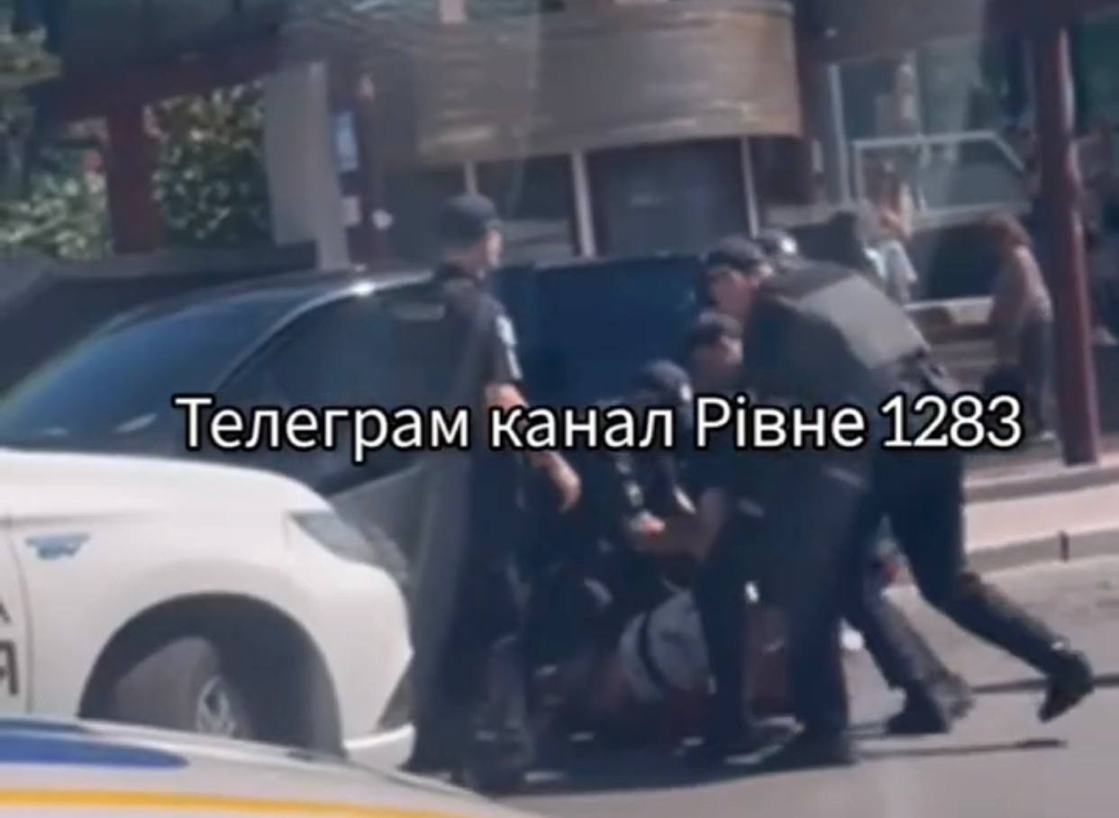 Стало відомо, кого затримали поліцейські екіпажі на автовокзалі у Рівному 0000