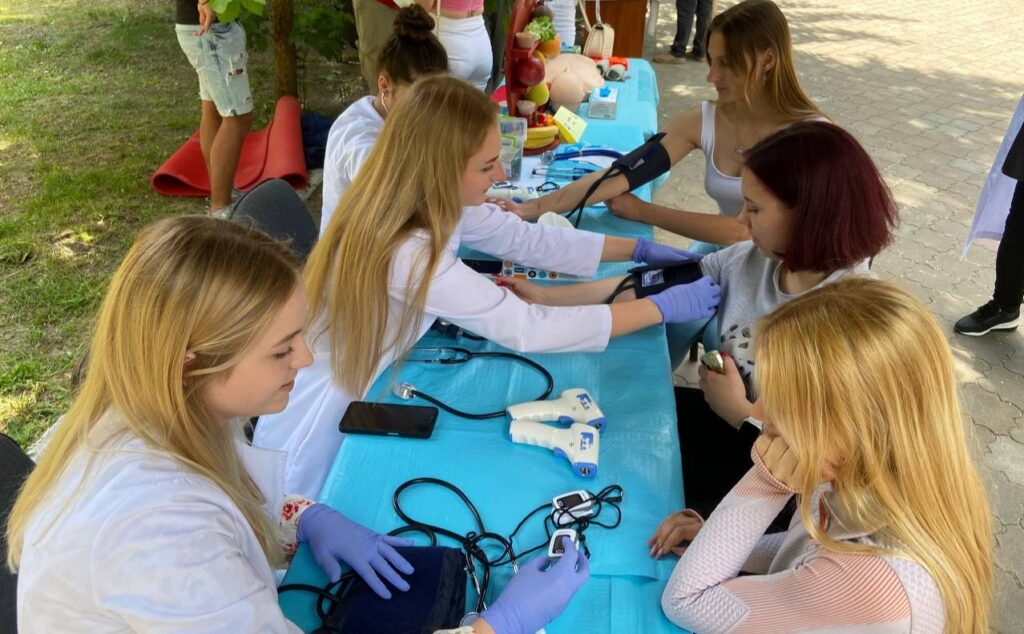 Рівненський Фаховий медколедж влаштував студентам креативне свято (ФОТО, ВІДЕО) (16)