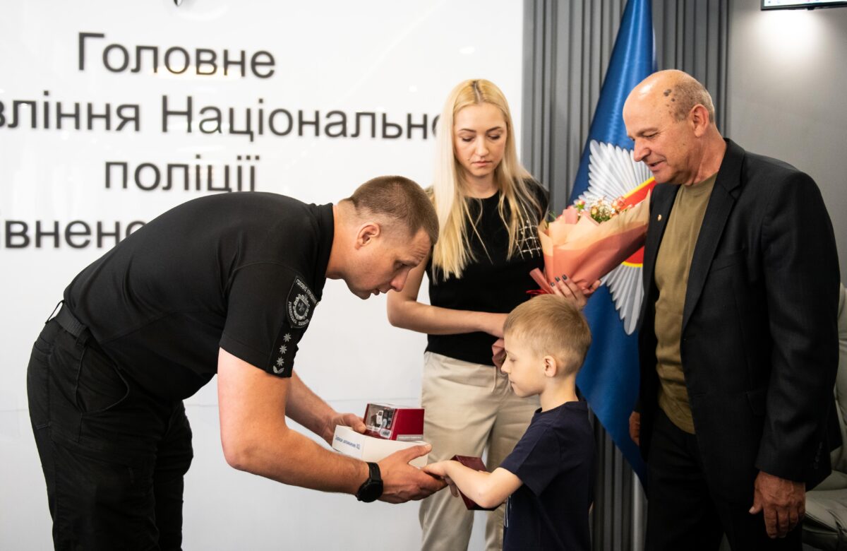 Родичам загиблого вибухотехніка з Рівненщини вручили його посмертну нагороду
