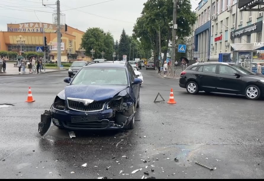 У центрі Рівного – ДТП, проїзд ускладнений