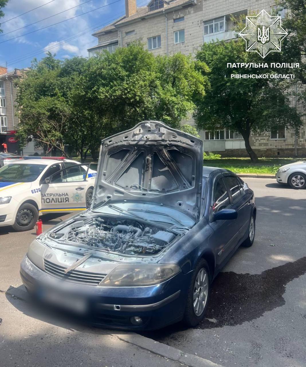1 В Рівному патрульні з рівнянами загасили палаюче авто