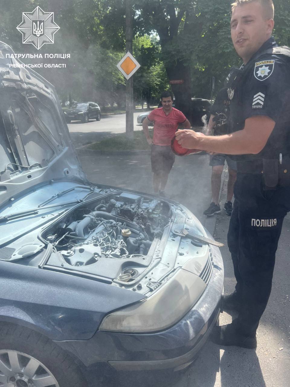 В Рівному патрульні з рівнянами загасили палаюче авто