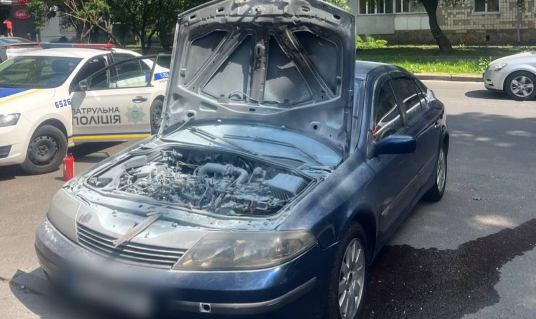 В Рівному патрульні з рівнянами загасили палаюче авто 0000