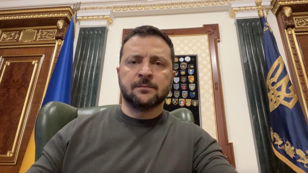 Зеленський: Українські воїни обов’язково дадуть відповідь терористам за удар по рятувальниках у Херсоні 0000