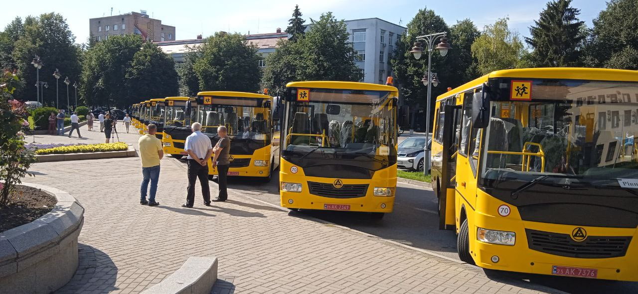 10 нових шкільних автобусів передали школам Рівненщини 0000