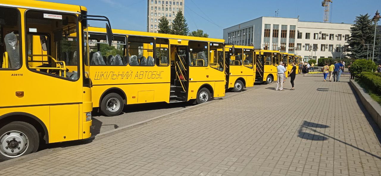 10 нових шкільних автобусів передали школам Рівненщини