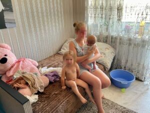 1 На Рівненщині рятувальники визволяли малюків, котрі замкнулися у квартирі