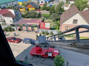 1 На Рівненщині рятувальники визволяли малюків, котрі замкнулися у квартирі
