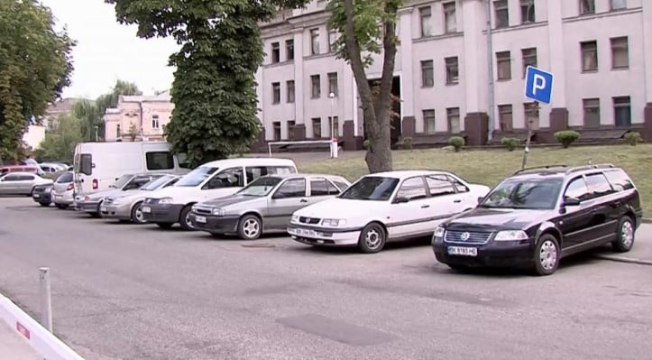 Директор Рівненського Драматичного театру розповів чи відремонтують сходи біля театру