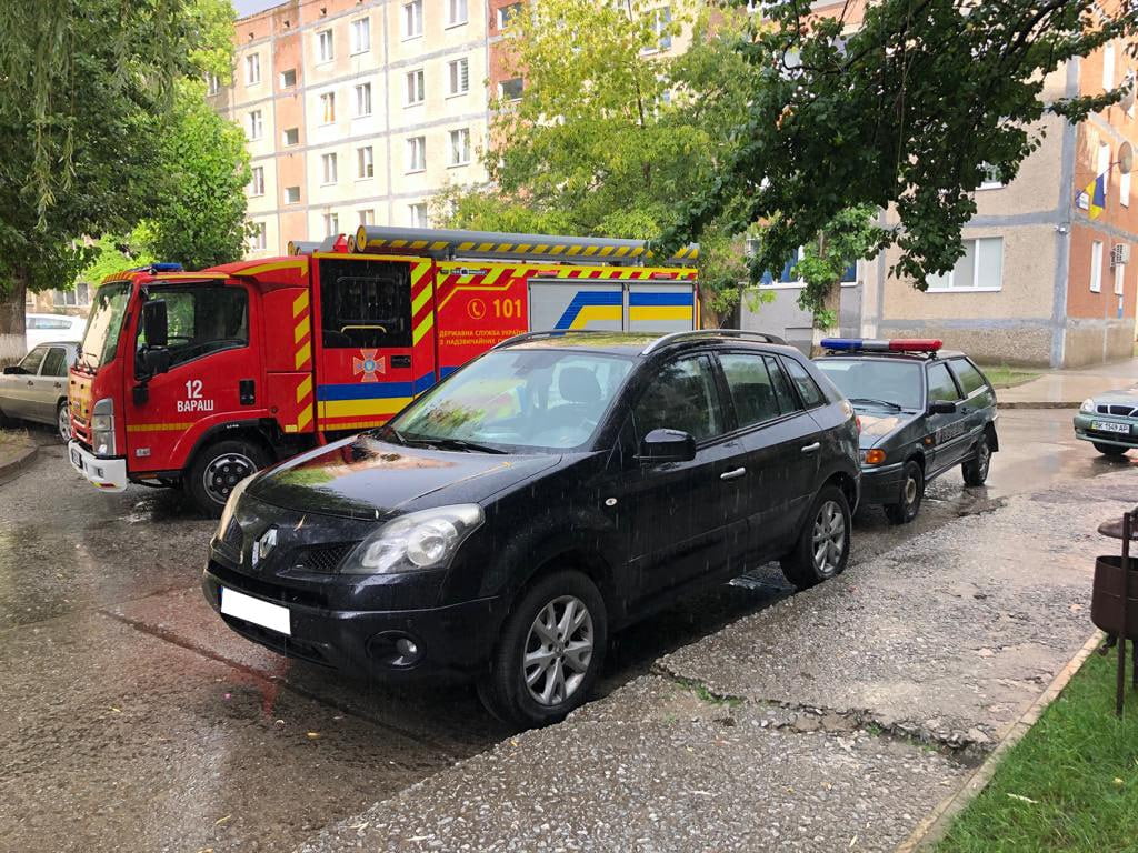 1 У Вараші рятувальники залізли у вікно на третьому поверсі