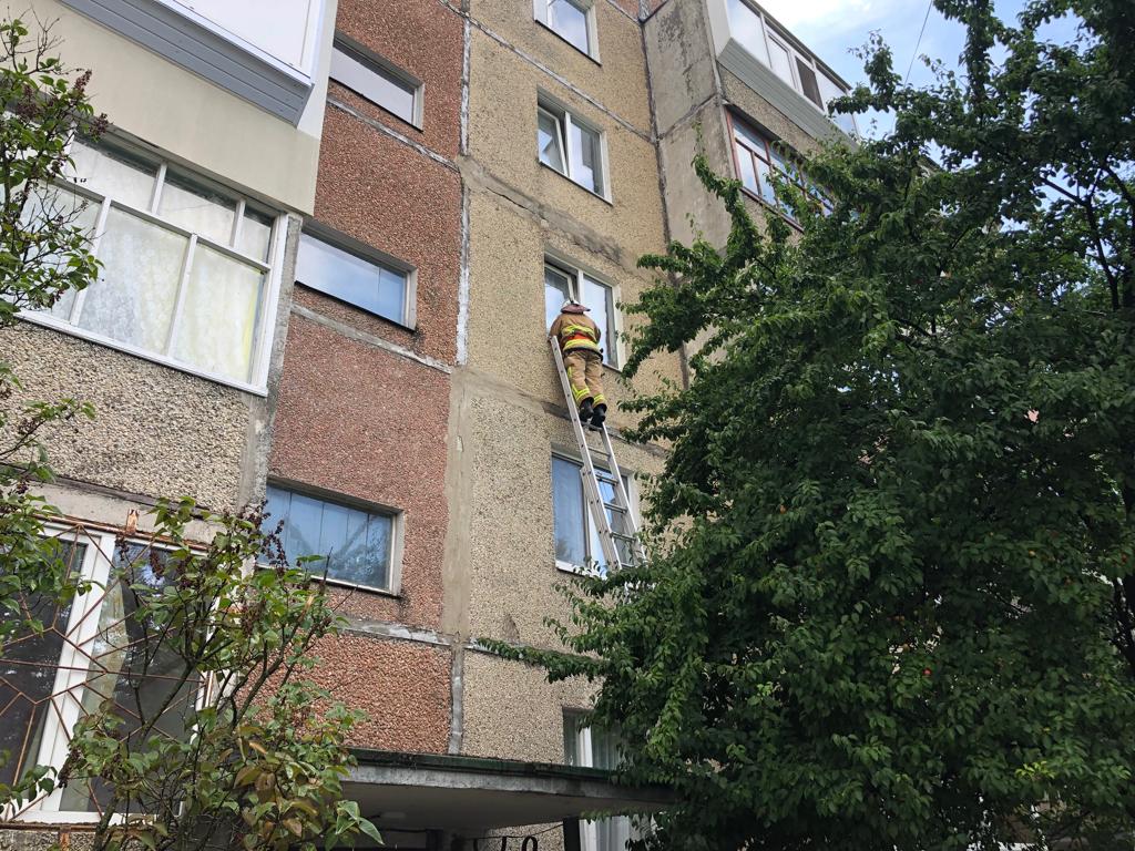 У Вараші рятувальники залізли у вікно на третьому поверсі