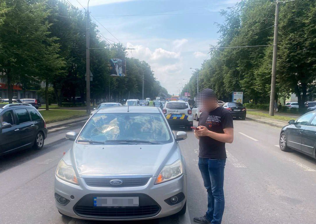 У Рівному на переході збили жінку, момент удару зафіксував реєстратор (ВІДЕО) 0000
