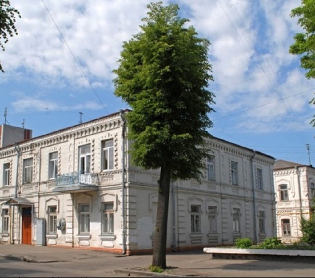 1 Обрубки замість дерев: хто і чому калічить зелені насадження в Рівному
