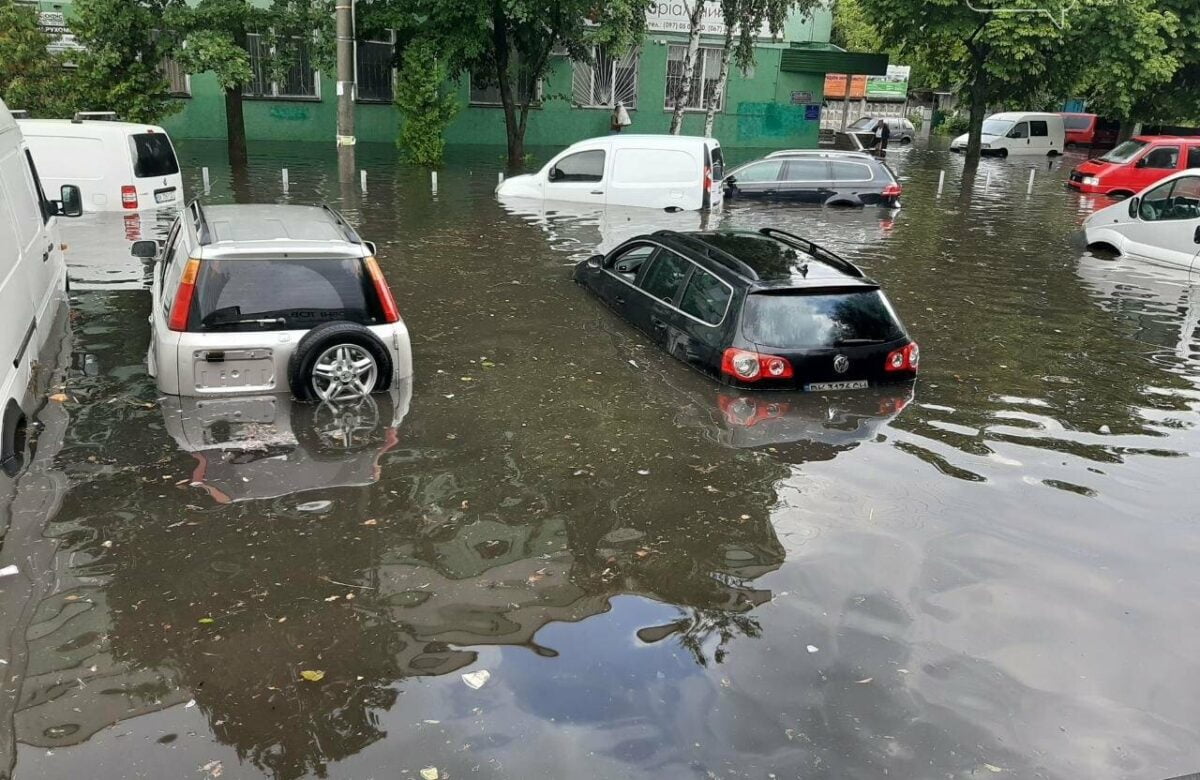 В Рівному змиті зливою автономери можуть бути в поліції (ФОТО)