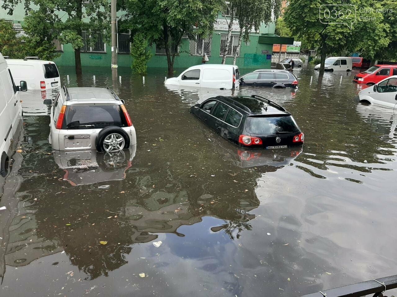 В Рівному змиті зливою автономери можуть бути в поліції (ФОТО) 0000