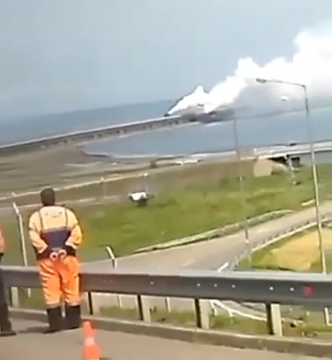 Момент удару по Кримському мосту (ВІДЕО) 0000