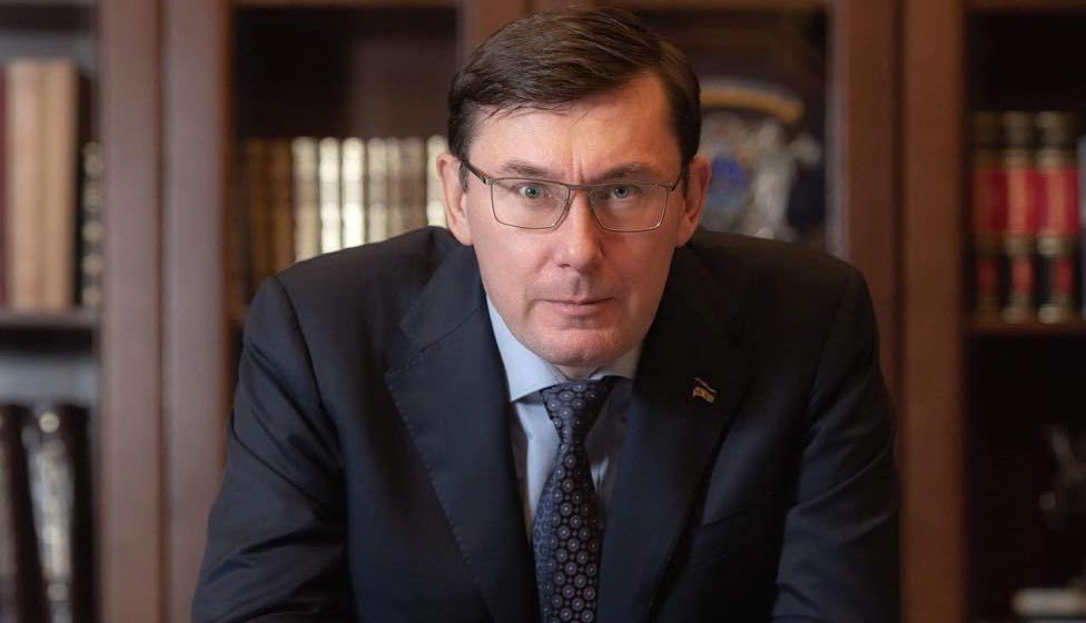 Замість шеврону – краватка: Юрій Луценко покидає військову службу