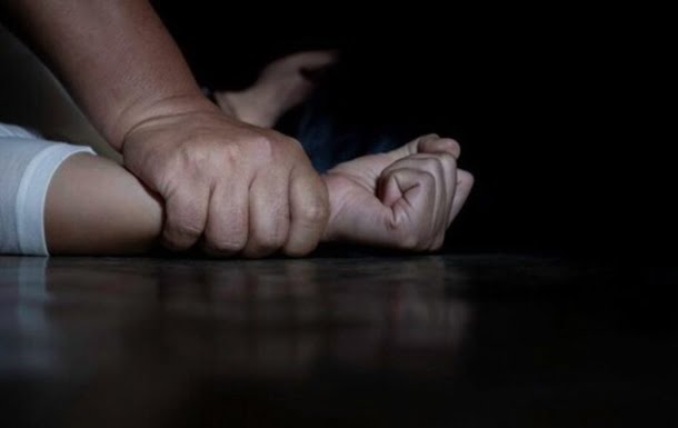 У Рівненській області засновник церкви неодноразово ґвалтував 12-річну дівчину.