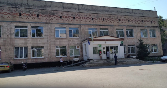 Захотіли підстригтися, а зібрали у будинку 13 поліцейських та сусідів з розбитим вікном.