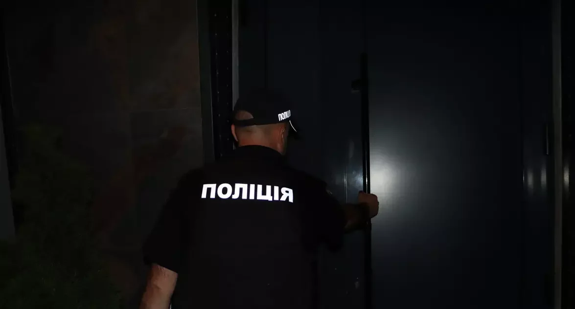 Захотіли підстригтися, а зібрали у будинку 13 поліцейських та сусідів з розбитим вікном.