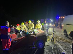 1 На Рівненщині з "копійки" після зіткнення з фурами потерпілих діставали рятувальники