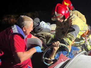 1 На Рівненщині з "копійки" після зіткнення з фурами потерпілих діставали рятувальники