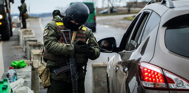 Ночівля біля блокпосту: у Рівному заборонили в'їзд та виїзд з міста у комендантську годину