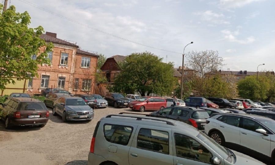 Стало відомо як планують відремонтувати стоянку на 16 липня у Рівному (+ФОТО)